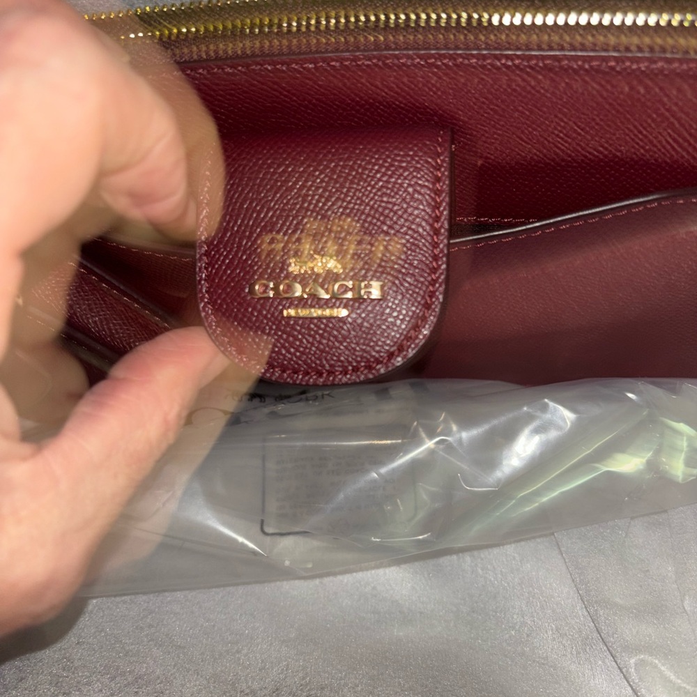 Coach 🆕 Poppy Crossbody Bag with card case dark wine Gold hardware - Picture 9 of 12